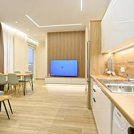 Coastline Luxury & *
